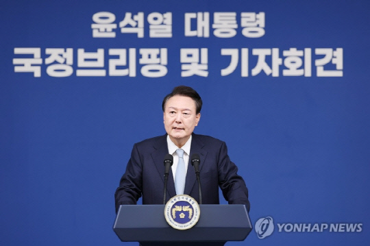 윤석열 대통령이 29일 오전 서울 용산 대통령실 청사에서 열린 '국정브리핑 및 기자회견'에서 의료개혁에 대한 질문에 답하고 있다. 연합뉴스